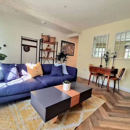 Spacious & Renovated 1-Bed Garden Flat In London